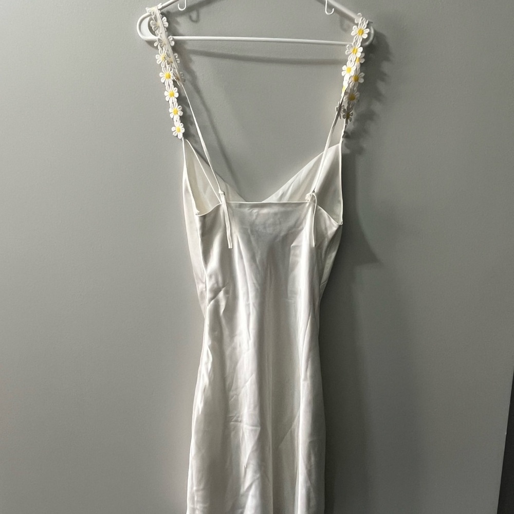 ASOS DESIGN satin cowl neck mini slip dress with daisy trim straps in ivory NEW - Picture 6 of 8